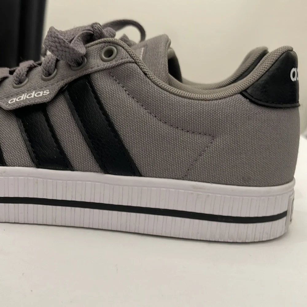 ADIDAS DAILY DOVE GREY 3.0 CASUAL SNEAKERS MENS-BOYS SIZE 6.5. WOMANS SIZE 8 - Picture 4 of 16